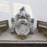 Nella lunetta del portale si trova lo stemma della Confraternita di San Domenico